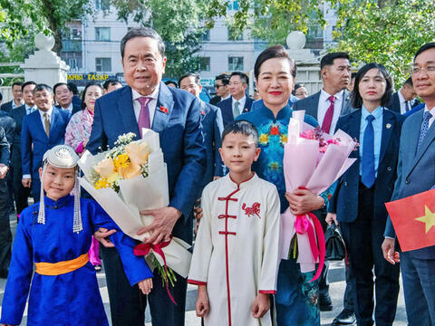Chủ tịch Quốc hội Trần Thanh Mẫn thăm Đại sứ quán, gặp cộng đồng người Việt Nam tại Mông Cổ