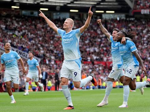 Cơ quan trọng tài Anh thừa nhận sai lầm trong trận Man Utd thua Man City