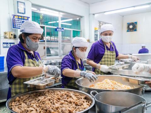 Phụ huynh giám sát bữa ăn bán trú: Chính đáng, nhưng phải có trách nhiệm