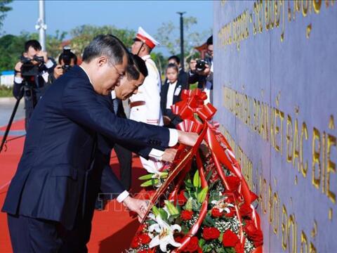 Thủ tướng Lê Minh Hưng và Thủ tướng Lào dâng hoa tưởng niệm các vị lãnh tụ hai nước