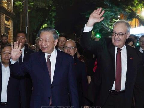 Tổng Bí thư, Chủ tịch nước Tô Lâm và Phu nhân cùng Tổng thống Thụy Sĩ và Phu nhân dạo phố đi bộ hồ Hoàn Kiếm