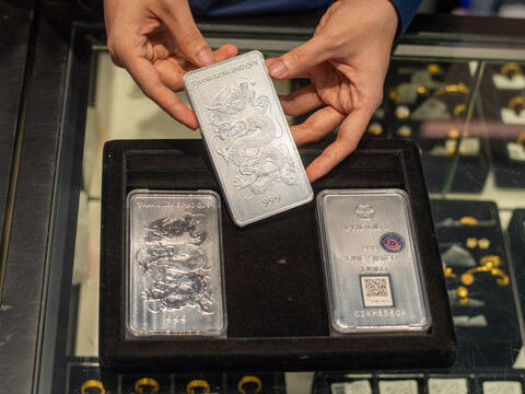 Sáng ngày 20/10: Giá bạc giảm về sát ngưỡng 54 triệu đồng/kg