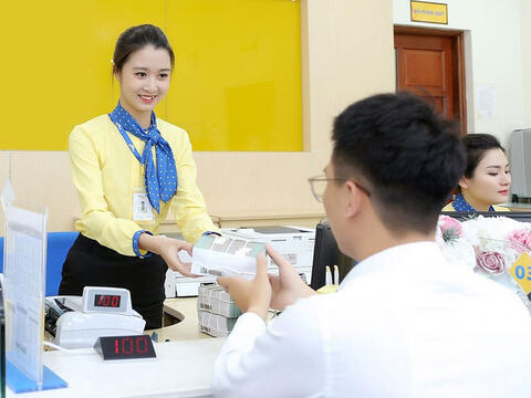 Cạn room tín dụng, ngân hàng xoay xở giải ngân và bảo vệ biên lãi ròng