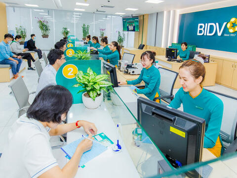 Giảm lãi suất cho vay, nguồn thu ngoài lãi là điểm tựa cho ngân hàng