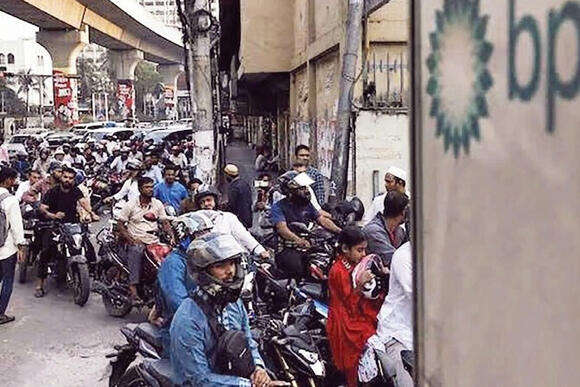 Các quốc gia khẩn trương ứng phó với giá xăng dầu tăng đột biến