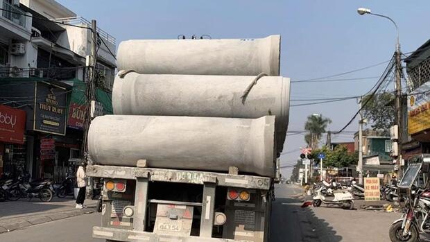 Hà Nội: Xử phạt tài xế xe đầu kéo chở ống cống chằng buộc không bảo đảm an toàn