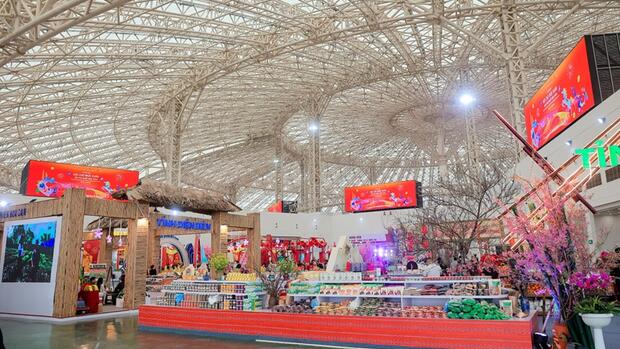 Hàng chục nghìn người tham quan, sắm Tết tại Hội chợ mùa Xuân