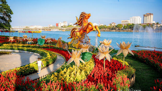 Thành phố Huế rực rỡ sắc xuân Bính Ngọ