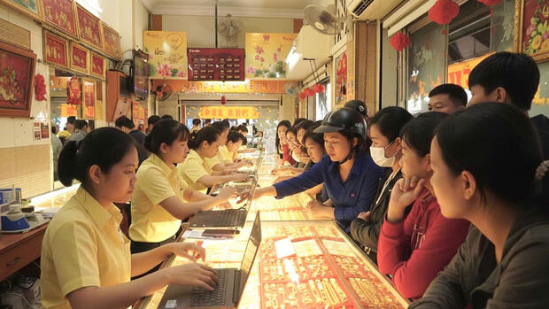 TP. Hồ Chí Minh: Tiệm vàng đông khách từ sớm trước ngày vía Thần Tài