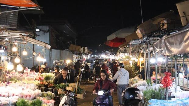 Hà Nội: Chợ hoa Quảng An nhộn nhịp, giá tăng cao dịp 8/3