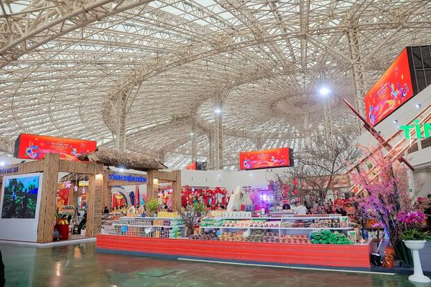 Hàng chục nghìn người tham quan, sắm Tết tại Hội chợ mùa Xuân