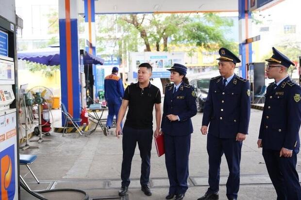 Quản lý thị trường siết chặt kiểm tra, giá xăng dầu dần ổn định