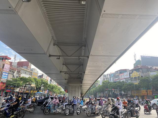 Người dân Hà Nội khổ sở ra đường trong ngày đầu đợt cao điểm nắng nóng - Ảnh 8. Người dân Hà Nội khổ sở ra đường trong ngày đầu đợt cao điểm nắng nóng - Ảnh 8.