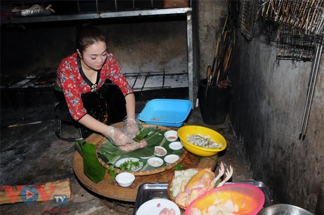 Dưới đôi bàn tay khéo léo, chế biến công phu của người phụ nữ dân tộc Thái.jpg Dưới đôi bàn tay khéo léo, chế biến công phu của người phụ nữ dân tộc Thái.jpg