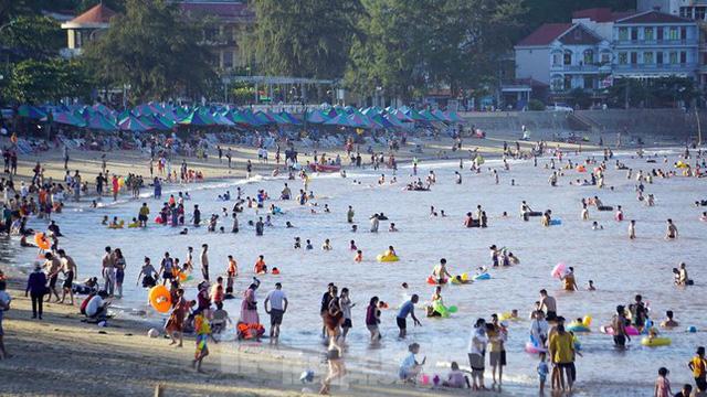 Nắng nóng kéo dài, biển Đồ Sơn chật kín người xuống tắm - Ảnh 1. Nắng nóng kéo dài, biển Đồ Sơn chật kín người xuống tắm - Ảnh 1.