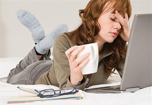 Những thói quen xấu làm tổn hại mắt Những thói quen xấu làm tổn hại mắt