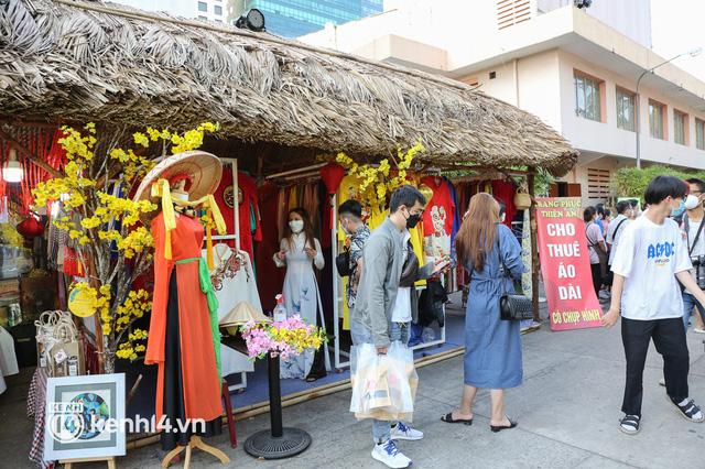 Ảnh: Phố ông đồ, đường mai vàng ở TP.HCM đã mở cửa, không khí Tết tràn ngập hơn bao giờ hết - Ảnh 12.