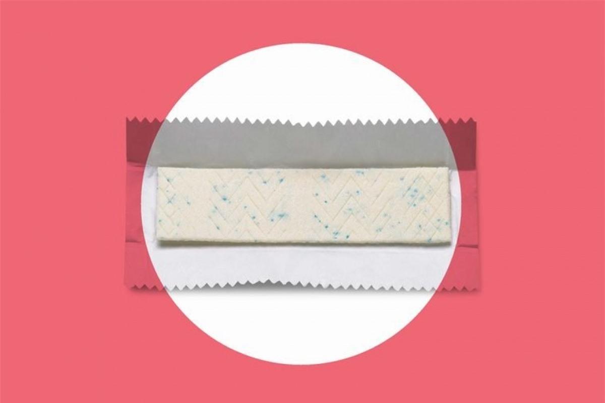 Nhai kẹo cao su: Một mẹo đơn giản để giảm khô miệng là nhai kẹo cao su - đương nhiên là loại không đường, hoặc ngậm kẹo cứng không đường. Cả hai cách này để kích thích tiết nước bọt, đặc biệt nếu bạn dùng các loại kẹo có vị cam, chanh, quế hay bạc hà.