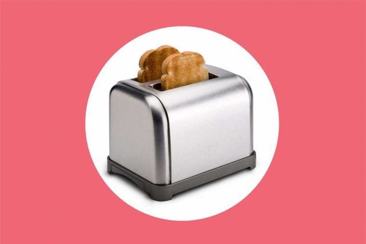 Điều chỉnh chế độ ăn uống: Các thực phẩm cay hoặc mặn không hẳn là nguyên nhân gây khô miệng, nhưng chúng có thể gây đau miệng. Các thưc phẩm khô cũng sẽ khó ăn khi miệng bạn không tiết đủ nước bọt. Bạn nên chuyển sang ăn các thực phẩm nhạt và ẩm ở nhiệt độ phòng hoặc lạnh hơn khi bị khô miệng.