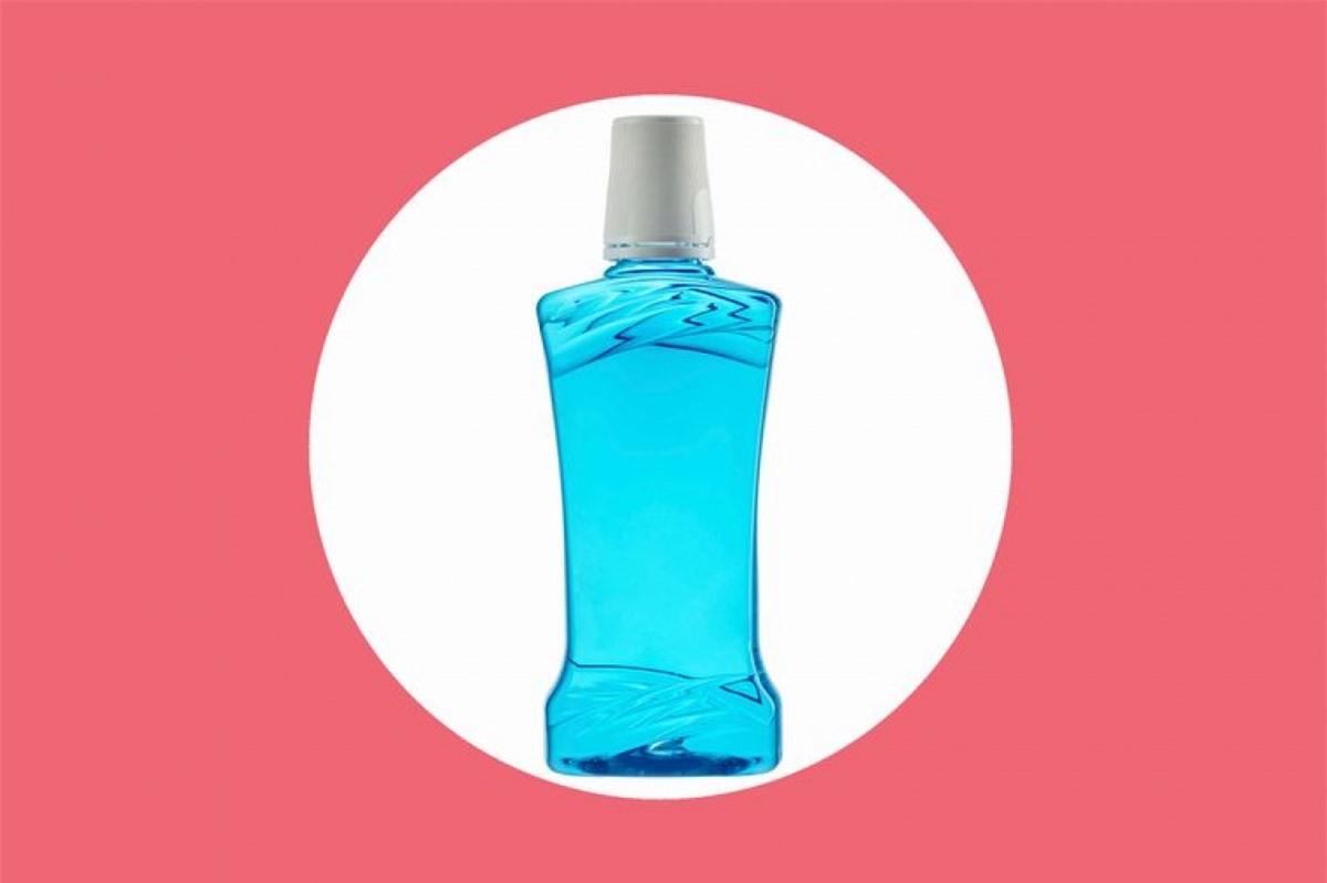 Súc miệng: Nếu bạn muốn ngăn tình trạng khô miệng trong lúc ngủ, hãy súc miệng trước khi đi ngủ với các loại nước súc miệng dành riêng cho người khô miệng. Các sản phẩm này sẽ chứa xylitol - một loại cồn có vị ngọt được chiết xuất từ mô thực vật.