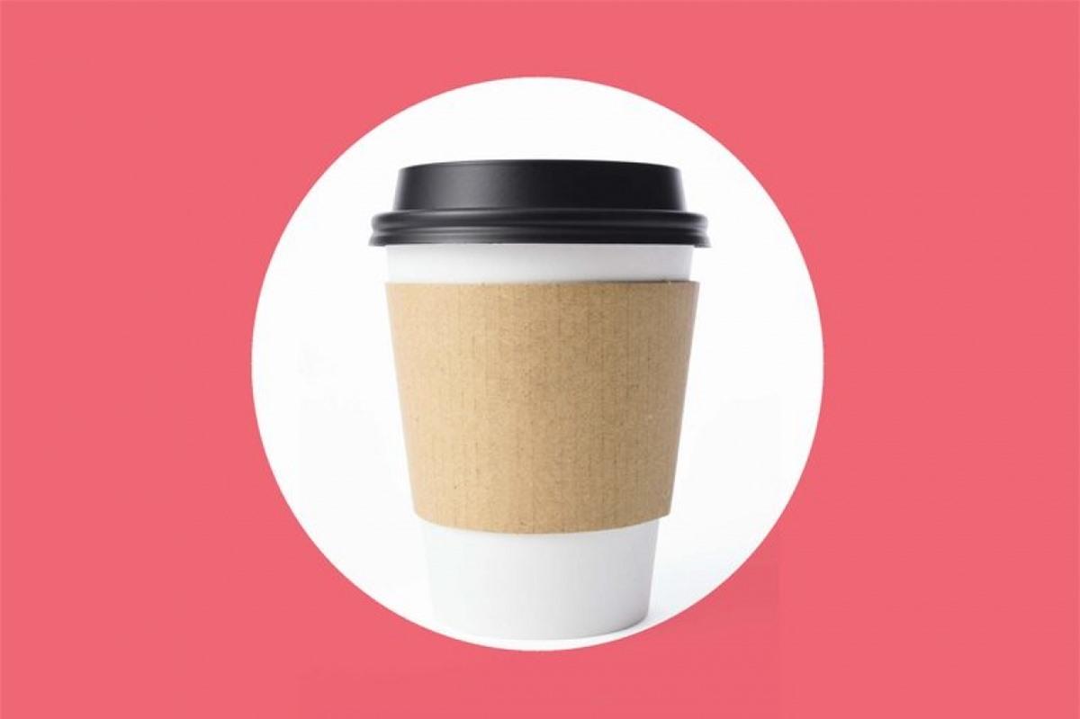 Ngừng uống thức uống chứa caffeine: Các thức uống chứa caffeine như trà, cà phê hay soda có thể là nguyên nhân gây khô miệng. Các thức uống có cồn cũng có thể gây mất nước, làm chứng khô miệng càng tệ hơn. Do đó, hãy tránh các thức uống nói trên, đồng thời tránh các thức uống nhiều đường hoặc axit để tránh gây viêm khoang miệng.