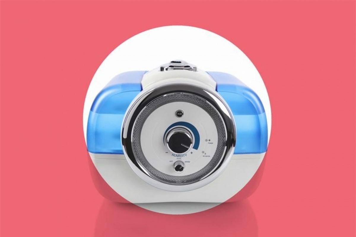 Giữ ẩm cho không gian xung quanh: Một trong những cách đơn giản để trị khô miệng tại nhà vào ban đêm là đặt một chiếc máy tạo ẩm không khí trong phòng ngủ. Điều này giúp làm tăng độ ẩm trong phòng, từ đó thuyên giảm các triệu chứng khô miệng.