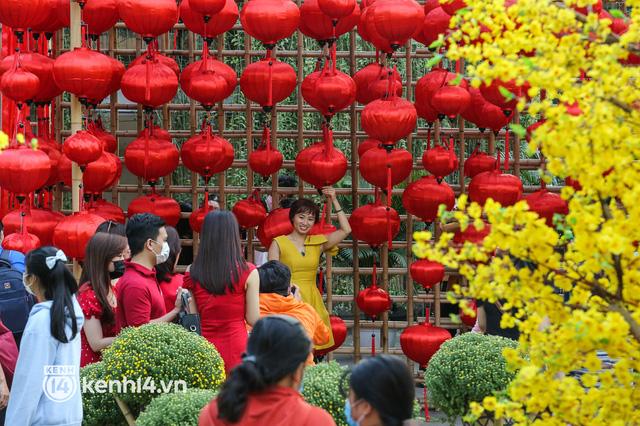 Ảnh: Phố ông đồ, đường mai vàng ở TP.HCM đã mở cửa, không khí Tết tràn ngập hơn bao giờ hết - Ảnh 11.