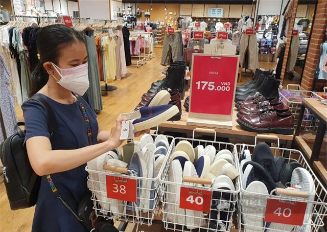 Đâu là giải pháp tốt nhất để kích cầu tiêu dùng? - Ảnh 1. Đâu là giải pháp tốt nhất để kích cầu tiêu dùng? - Ảnh 1.