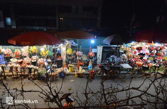 Cảnh trái ngược tại chợ hoa lớn nhất Hà Nội mùa Valentine: Hoa cúng lên ngôi, hoa tình yêu mất giá - Ảnh 2.