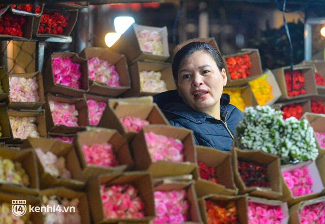 Cảnh trái ngược tại chợ hoa lớn nhất Hà Nội mùa Valentine: Hoa cúng lên ngôi, hoa tình yêu mất giá - Ảnh 9.