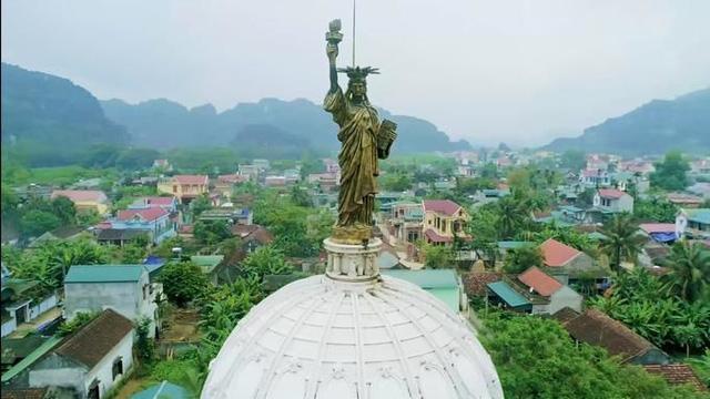 Bạch dinh của đại gia Thanh Hóa: Đầu tư hơn 100 tỷ đồng, toàn bộ nội thất được mạ vàng, nóc nhà có tượng Nữ thần tự do - Ảnh 2.