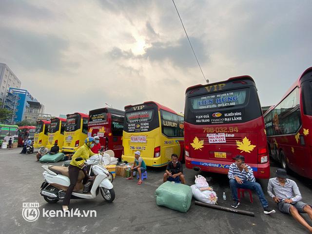 Giá xăng dầu tăng mạnh, nhiều nhà xe điêu đứng: “Dịch đã khó rồi mà xăng còn tăng cao nữa, phải bán nhà để gồng thôi” - Ảnh 4.