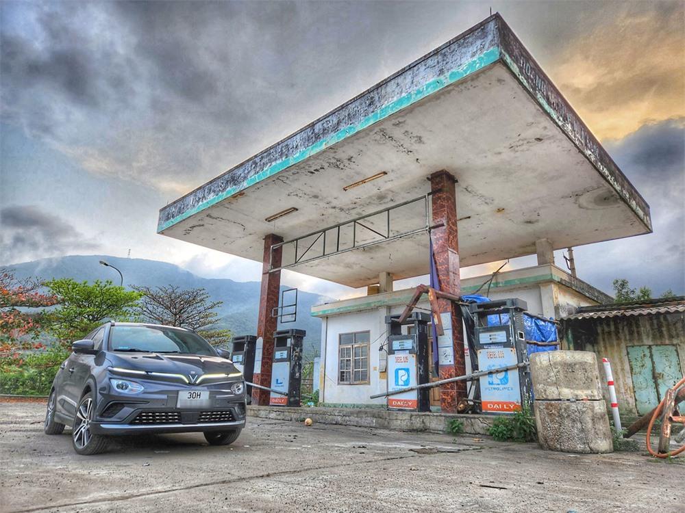 VinFast VF e34 đầu tiên xuyên Việt trong 48h: Sạc 11 lần, lượt đi hết 1 triệu tiền sạc - Ảnh 1. VinFast VF e34 đầu tiên xuyên Việt trong 48h: Sạc 11 lần, lượt đi hết 1 triệu tiền sạc - Ảnh 1.