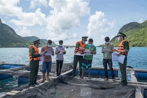 Lực lượng chức năng tỉnh Bà Rịa - Vũng Tàu tuyên truyền, phổ biến pháp luật cho ngư dân. (Ảnh: Quang Anh) Lực lượng chức năng tỉnh Bà Rịa - Vũng Tàu tuyên truyền, phổ biến pháp luật cho ngư dân. (Ảnh: Quang Anh)