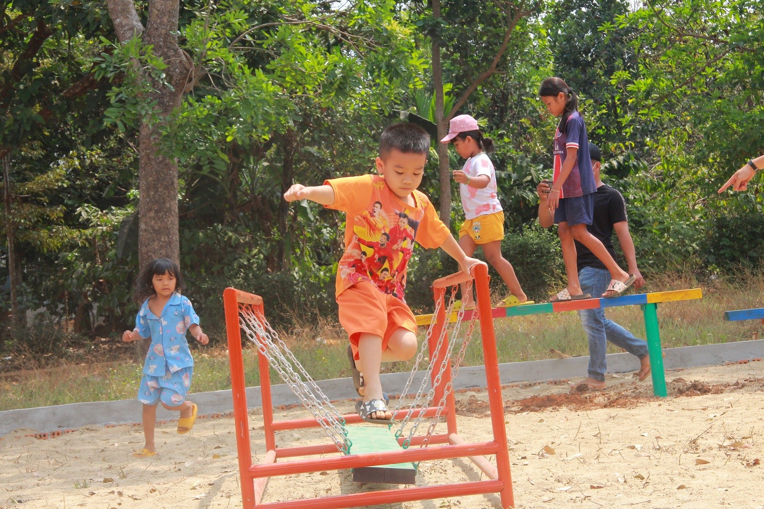 Dân sinh - Mang sân chơi giáo dục đến với trẻ em buôn làng vùng sâu (Hình 3).