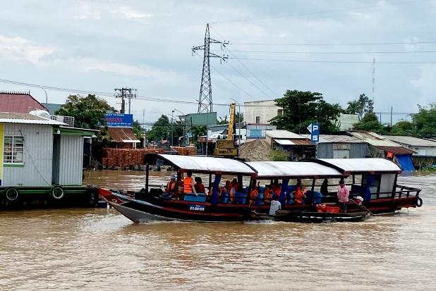 2 Tàu du lịch chở khách tham quan chợ Nổi Cái Răng.