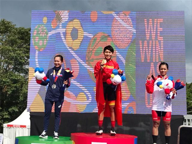 Cua rơ Nguyễn Thị Thật (giữa) trên bục nhận HCV tại SEA Games 30 - Ảnh: ĐỨC CƯỜNG