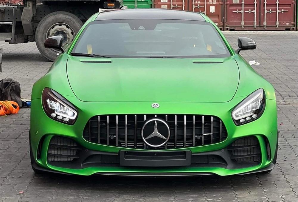 Có 3 chiếc siêu xe Mercedes-AMG GT R xuất hiện Có 2 chiếc siêu xe Mercedes-AMG GT R xuất hiện tại các showroom xe không chính hãng trong tháng 5 năm 2022, 1 xe thuộc bản tiêu chuẩn mang màu sơn AMG Green Hell Magno và chiếc còn lại là Mercedes-AMG GT R Procác showroom xe không chính hãng và chính hãng trong tháng 5 năm 2022, 2 xe thuộc bản tiêu chuẩn mang màu sơn AMG Green Hell Magno