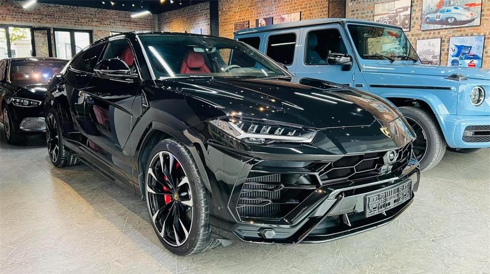 Lamborghini Urus màu đen mới về trưng bày ở showroom xe tại Hà Nội
