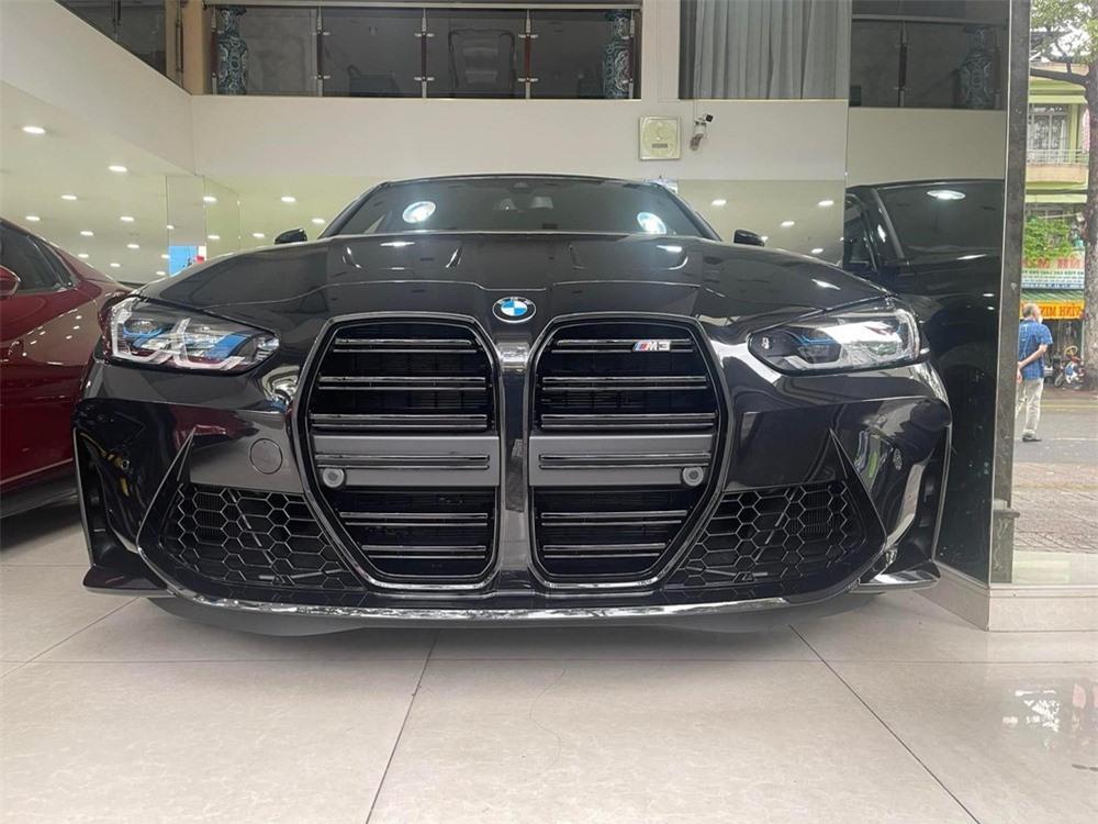 BMW M3 G80 đầu tiên cập bến Việt Nam thuộc phiên bản sedan và xe có trang bị hộp số sàn rất phù hợp cho các tay đua muốn trải nghiệm cảm giác sang số quen thuộc trên các mẫu xe hiệu suất cao của hãng xe BMW trứ danh