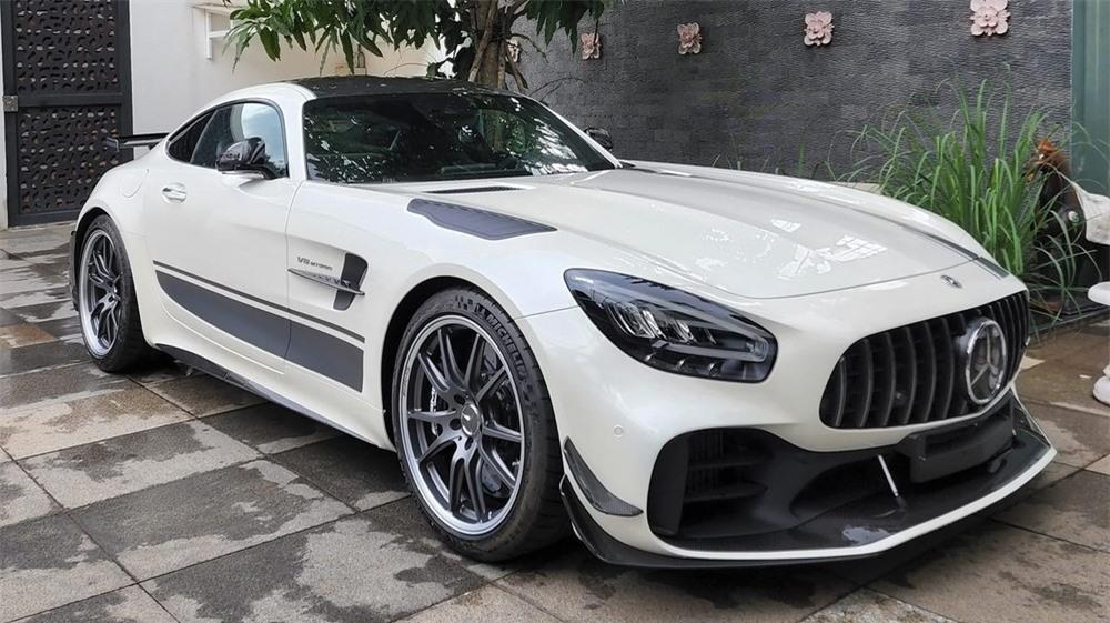 Và chiếc còn lại là Mercedes-AMG GT R Pro