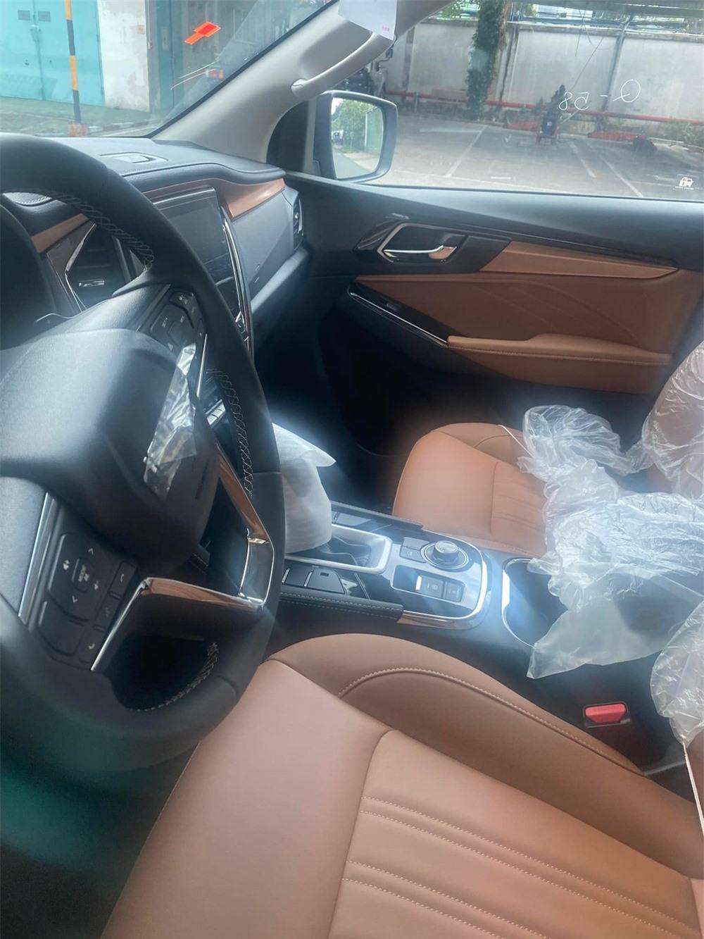 Nội thất của Isuzu mu-X 2022 bị bắt gặp tại Việt Nam, xung quanh cần số có nhiều nút chờ nên chưa rõ là bị cắt bỏ trang bị hay xe chưa phải bán cao nhất.