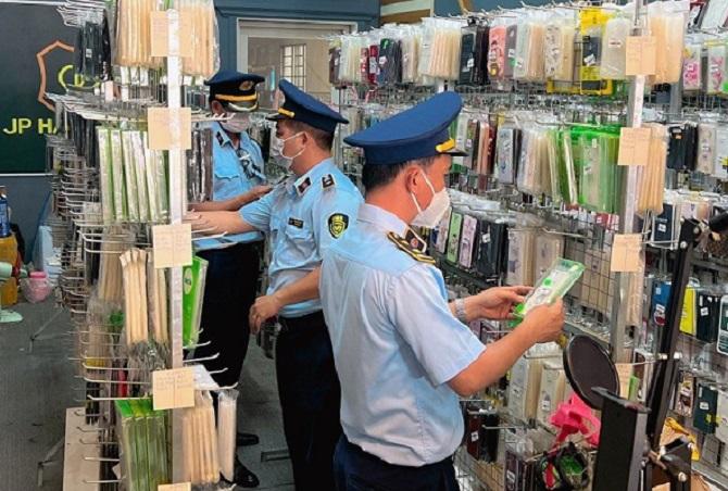 kiểm tra đột xuất cơ sở kinh doanh linh, phụ kiện điện thoại và thiết bị số T.T