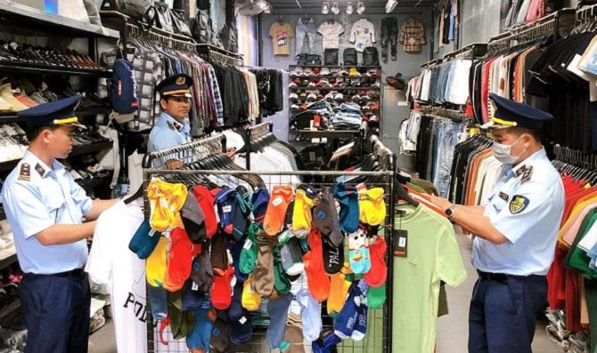 Đội QLTT số 1 đã tiến hành kiểm tra đột xuất cơ sở kinh doanh quần áo thời trang may sẵn K.S