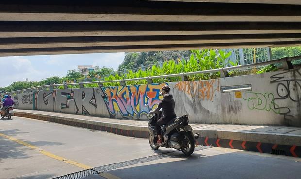 Từ vụ tàu Metro số 1 bị vẽ bậy, nhìn lại đường phố TP.HCM cũng đang bị bôi bẩn xấu xí - Ảnh 15.