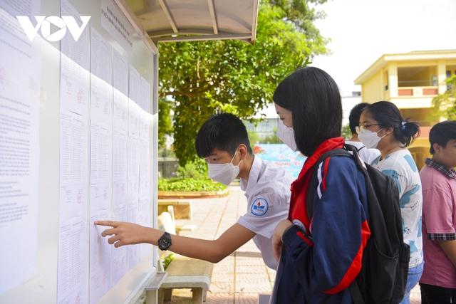 Sĩ tử Hà Nội đội nắng làm thủ tục thi vào lớp 10 công lập - Ảnh 4.