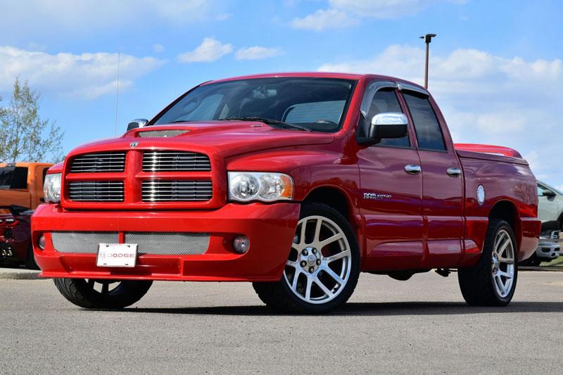 6. Dodge Ram SRT-10 (thời gian tăng tốc từ 0-96 km/h: 4,9 giây).