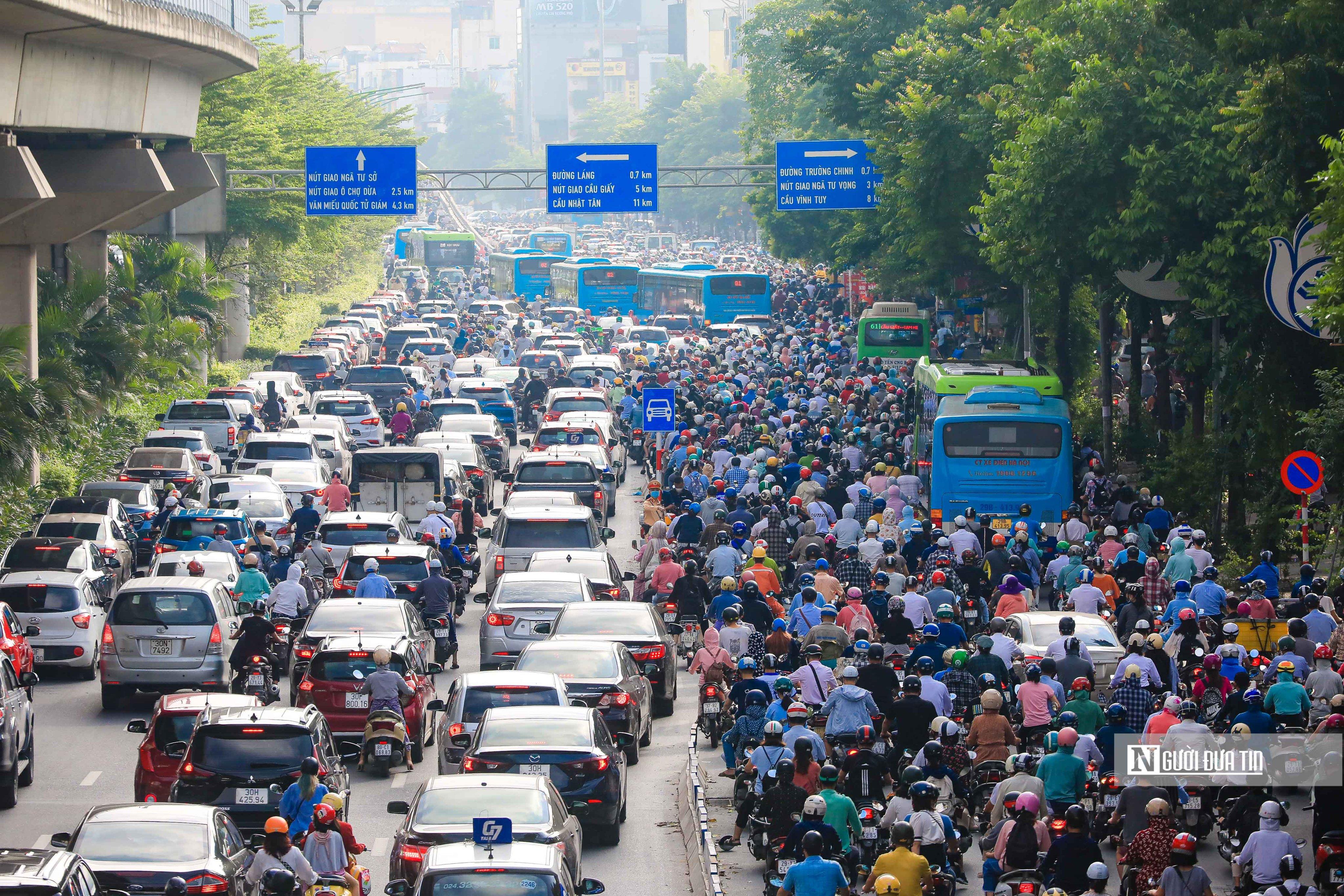 Sự kiện - Nhiều phương tiện vẫn 'lạc lối' sau 3 ngày phân làn đường Nguyễn Trãi (Hình 3).