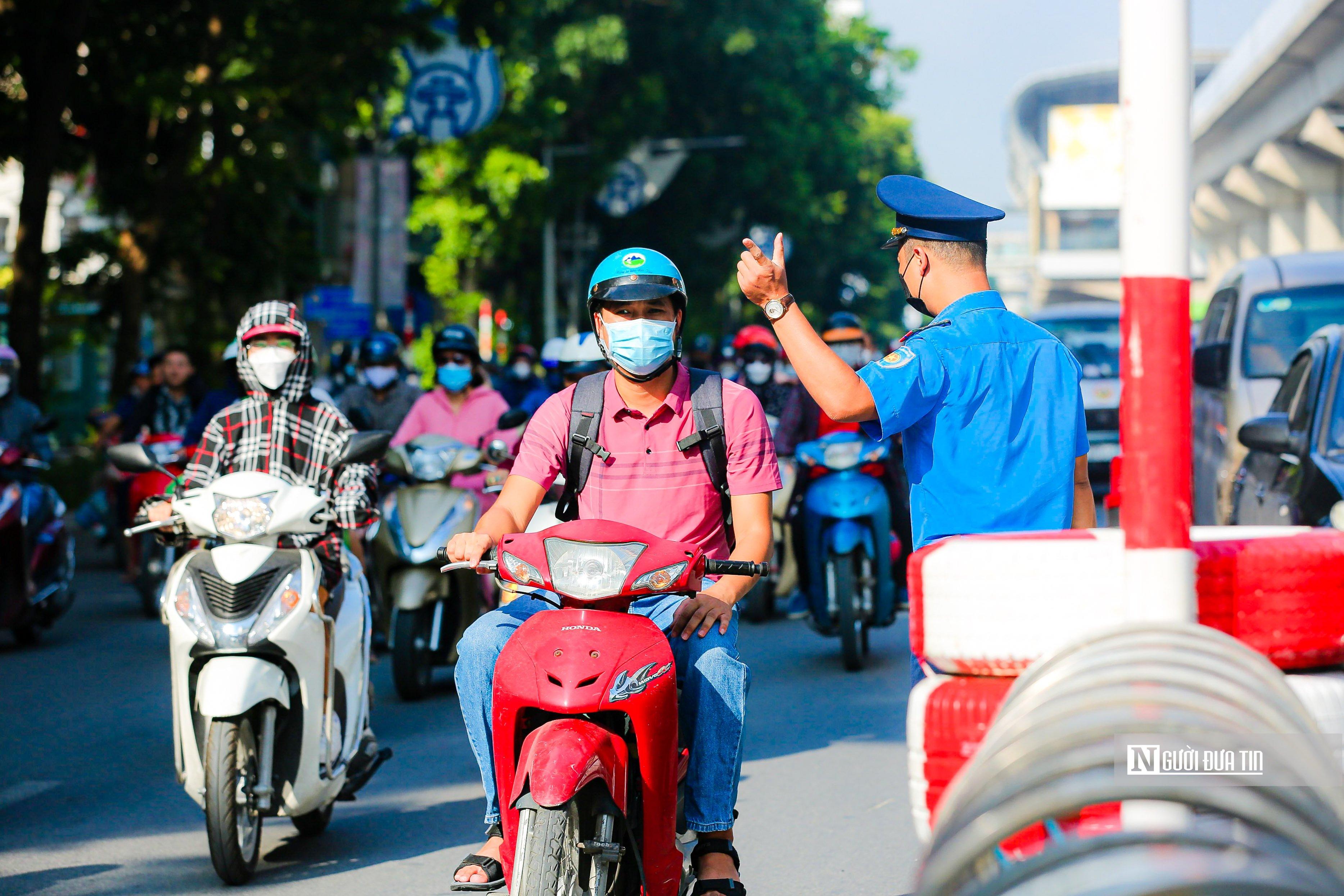 Sự kiện - Nhiều phương tiện vẫn 'lạc lối' sau 3 ngày phân làn đường Nguyễn Trãi (Hình 15).