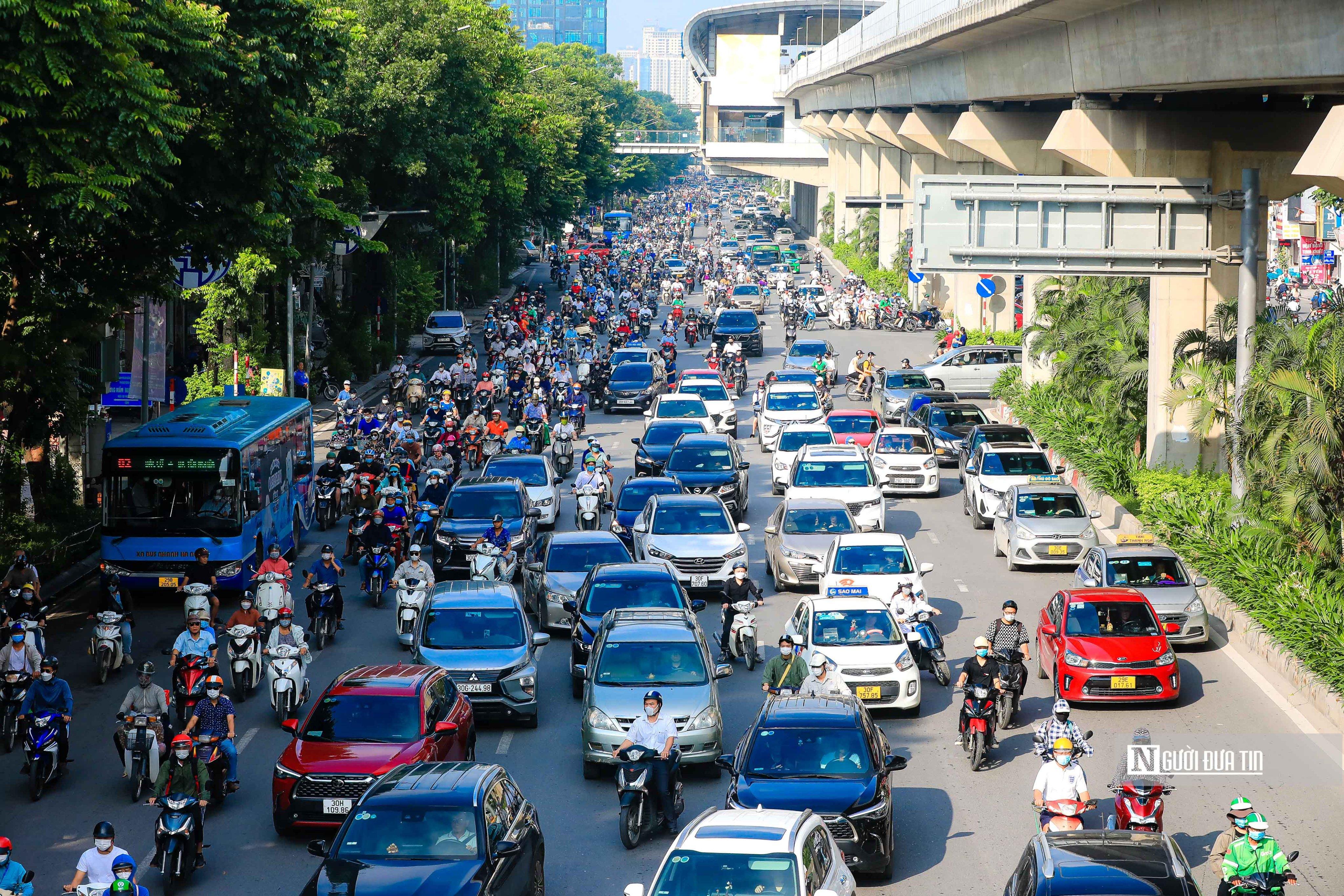 Sự kiện - Nhiều phương tiện vẫn 'lạc lối' sau 3 ngày phân làn đường Nguyễn Trãi